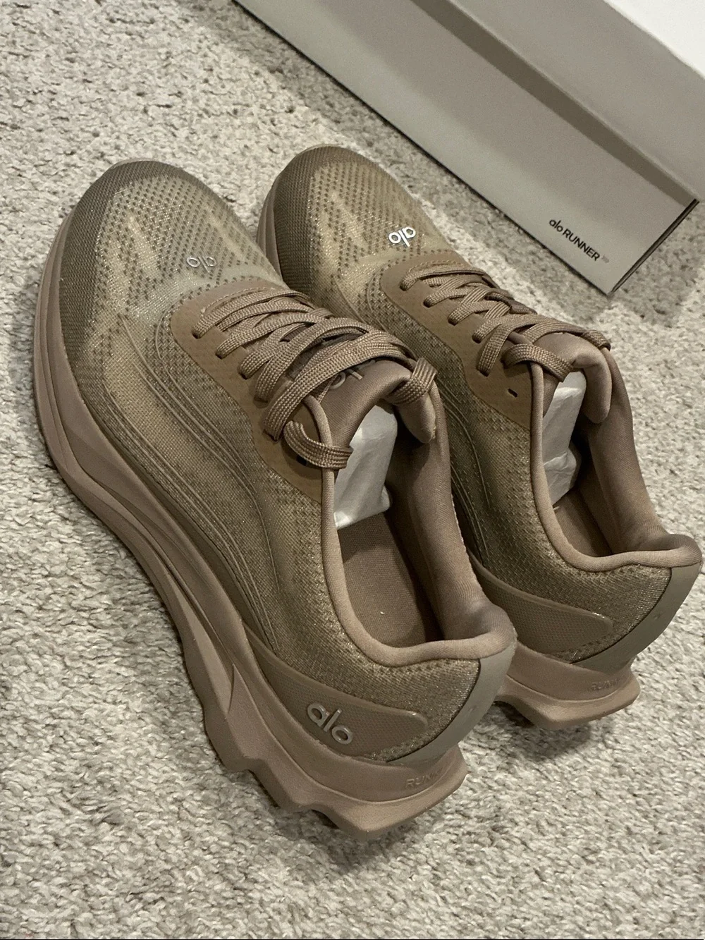 Alo Yoga Runner Core Gravel Sneaker 10